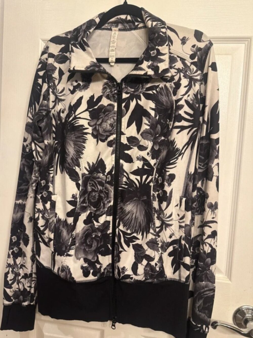 Lululemon Full zip Black and White Floral Print Jacket size 12